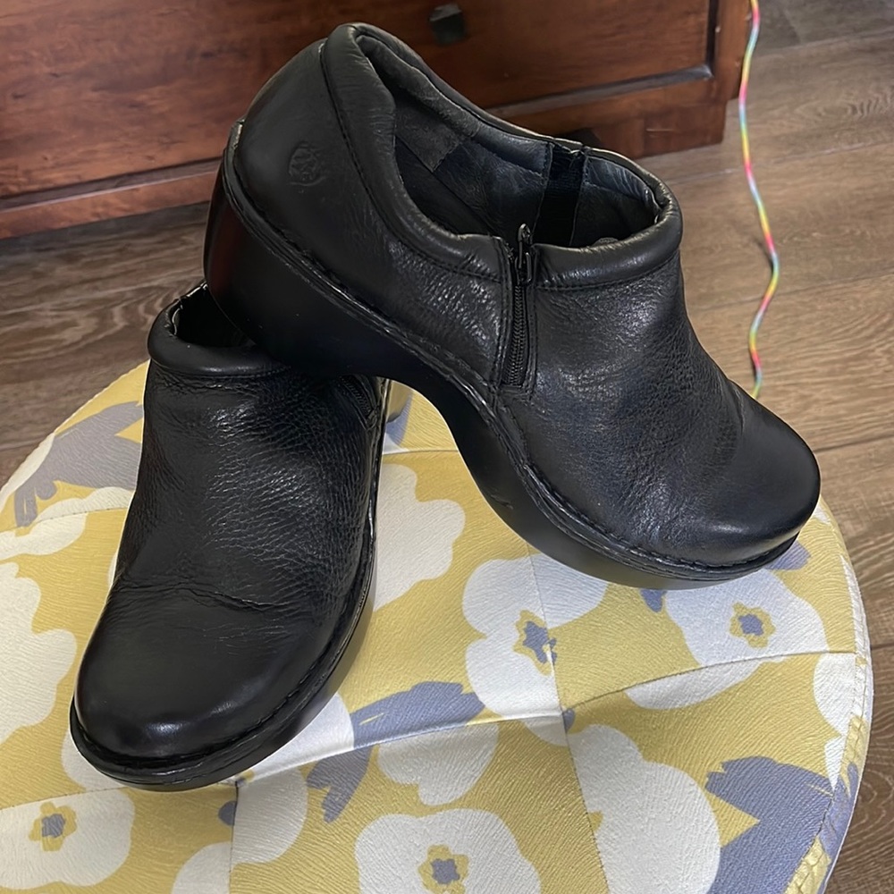 NWOT ARIAT side zip bootie